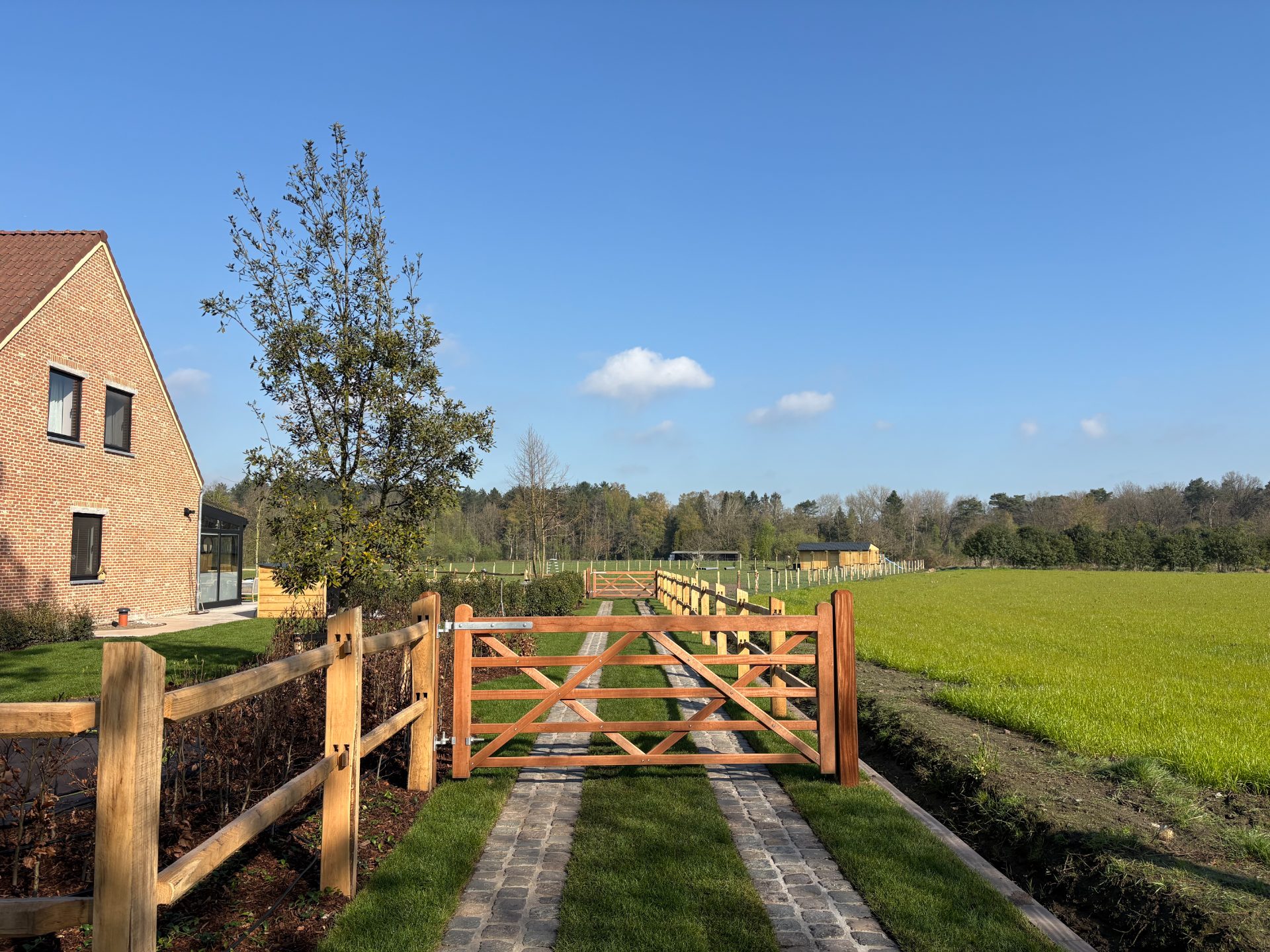 Portails d’allée en bois dur sur pavés
