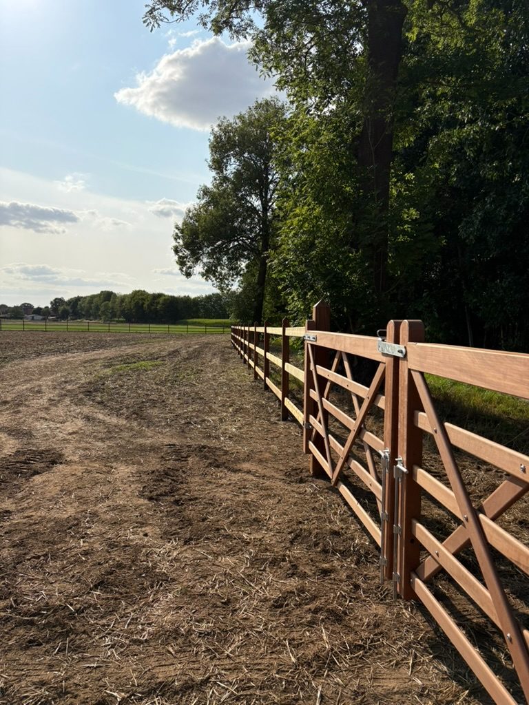 Okan fencing with gate to the field