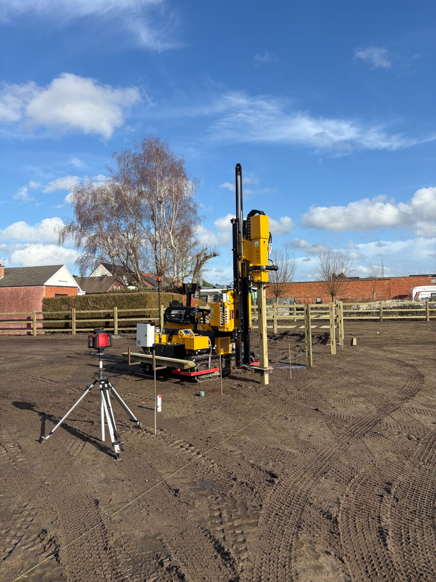 Enfonce-pieux de VR Fencing sur chantier