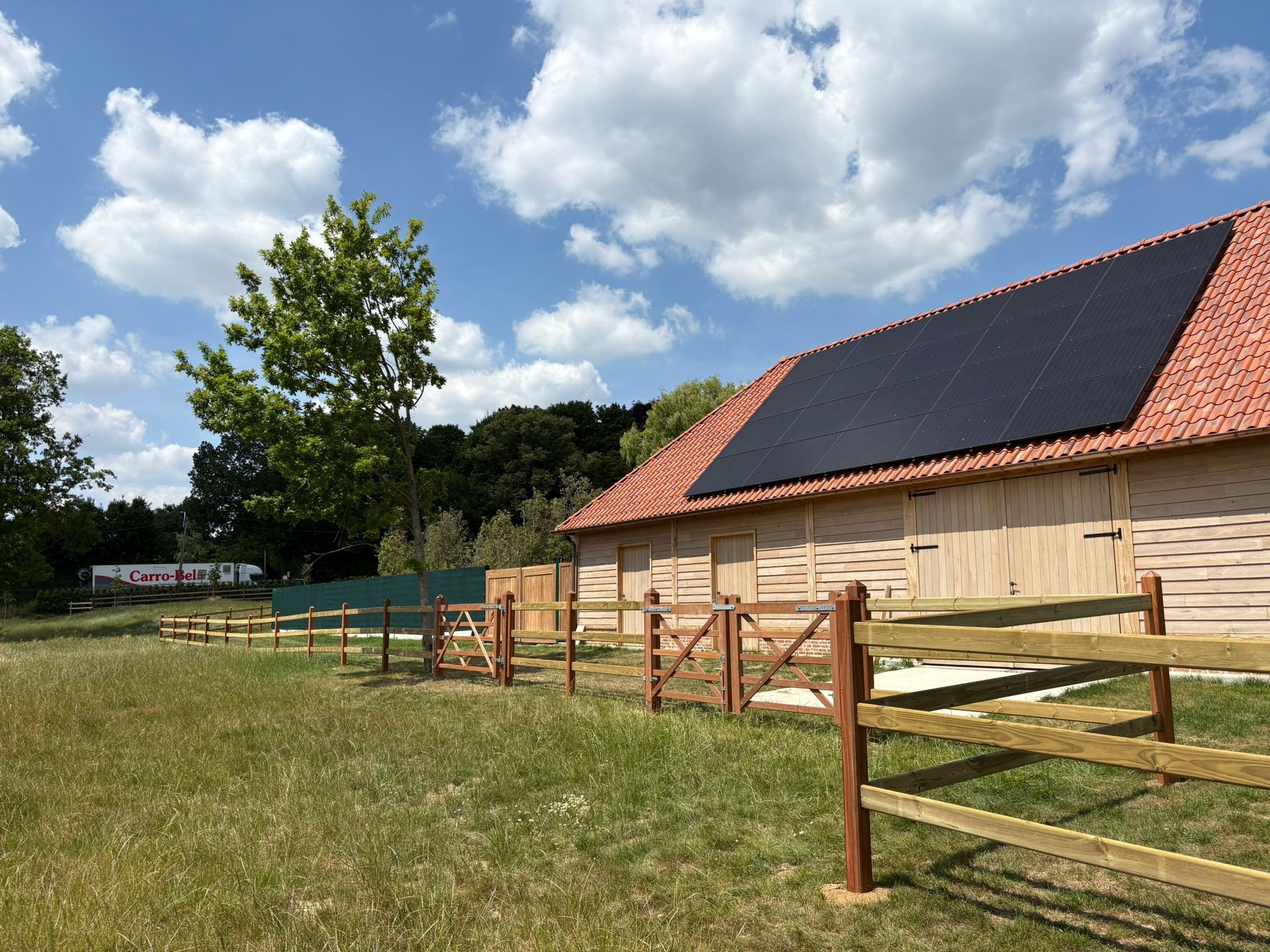Clôture de prairie avec grange