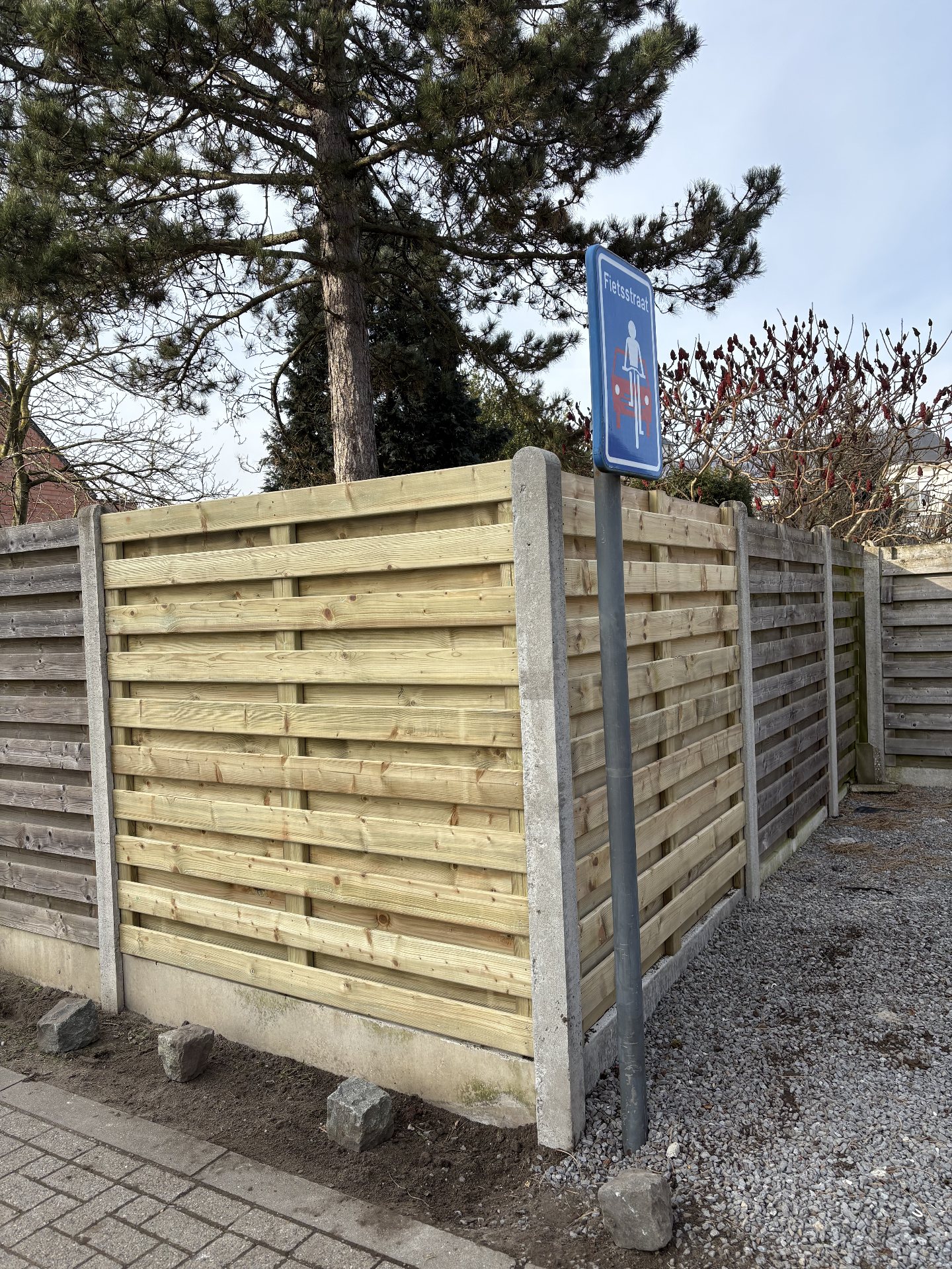 Tand-en-groef panelen tussen betonnen palen en betonplaten